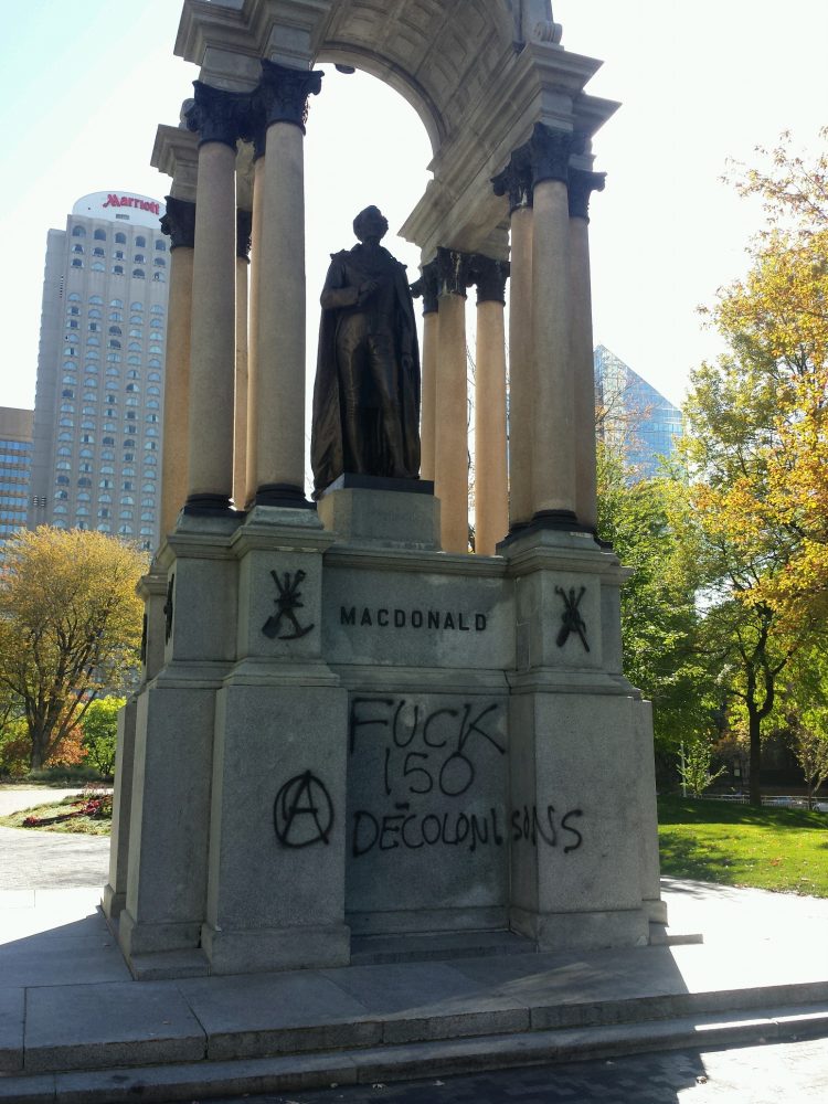 statue