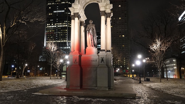 montreal-statue-john-macdonald-vandalisme