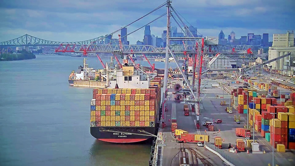 Port-of-Montreal-unloading-ship