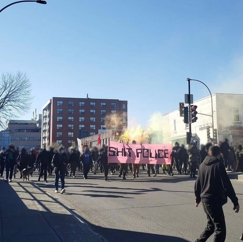 La manifestation entre sous le viaduc