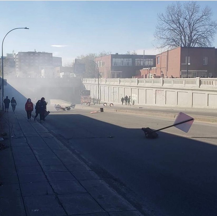 La manifestation sort du viaduc