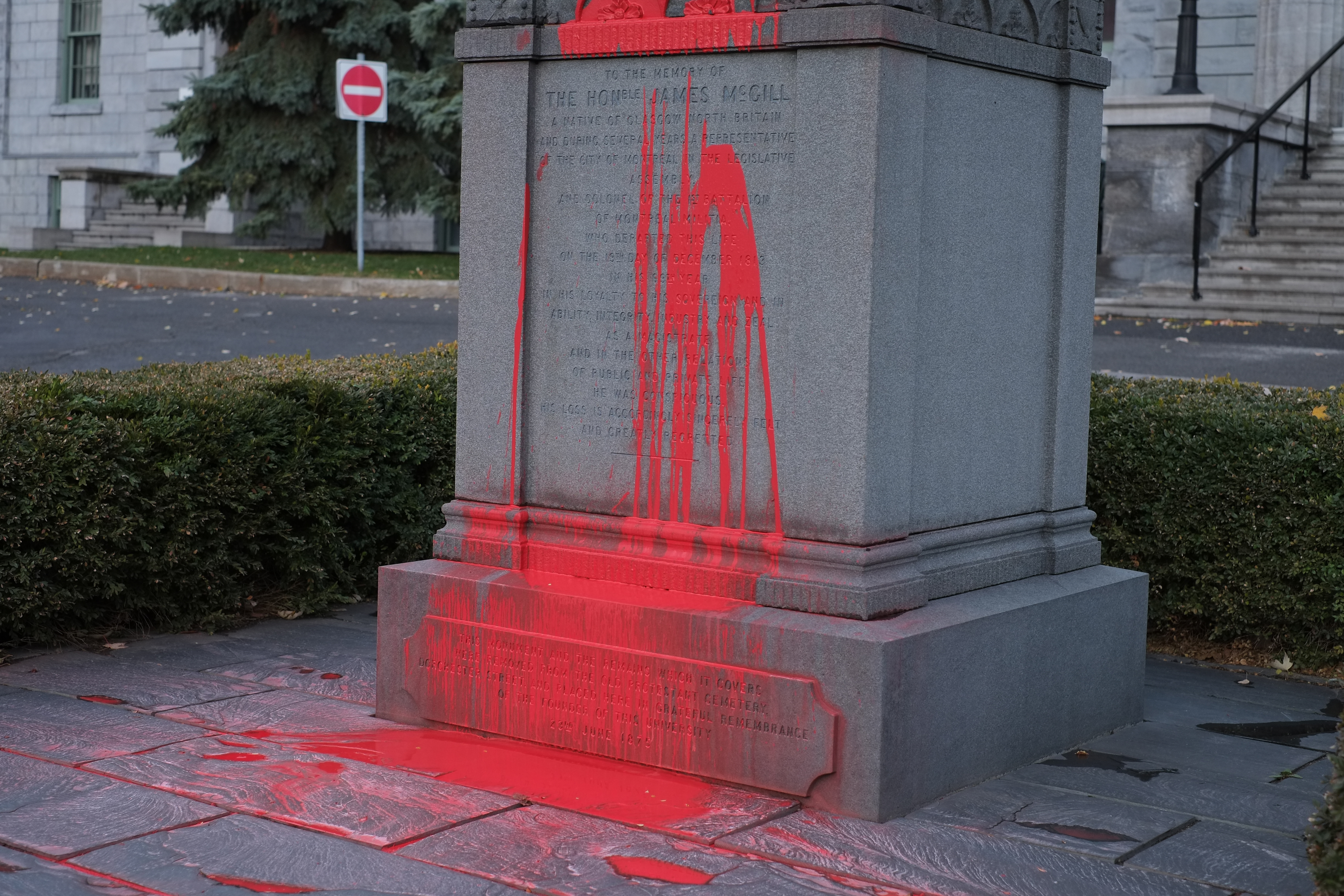 De la peinture renversée sur la tombe de James McGill