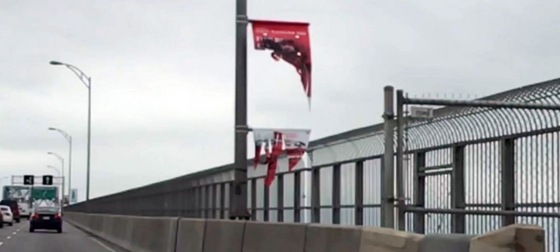 Des bannières de célébration du 150e du Canada détruites sur le pont Mercier
