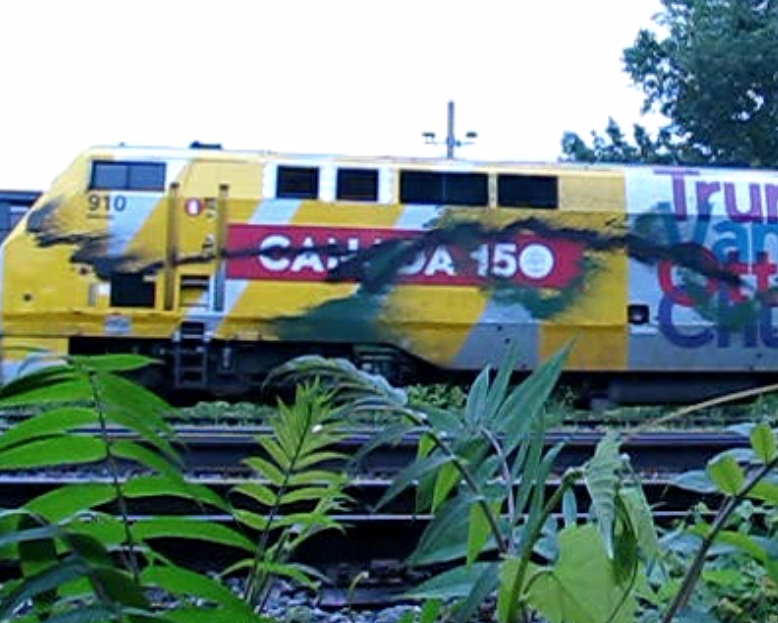 Fuck le Canada : de la peinture aux couleurs de l’anarchie verte est lancée sur les trains VIA Rail célébrant le génocide colonial