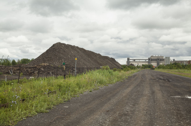 Sabotage de machinerie lourde au terrain vague, Montreal.