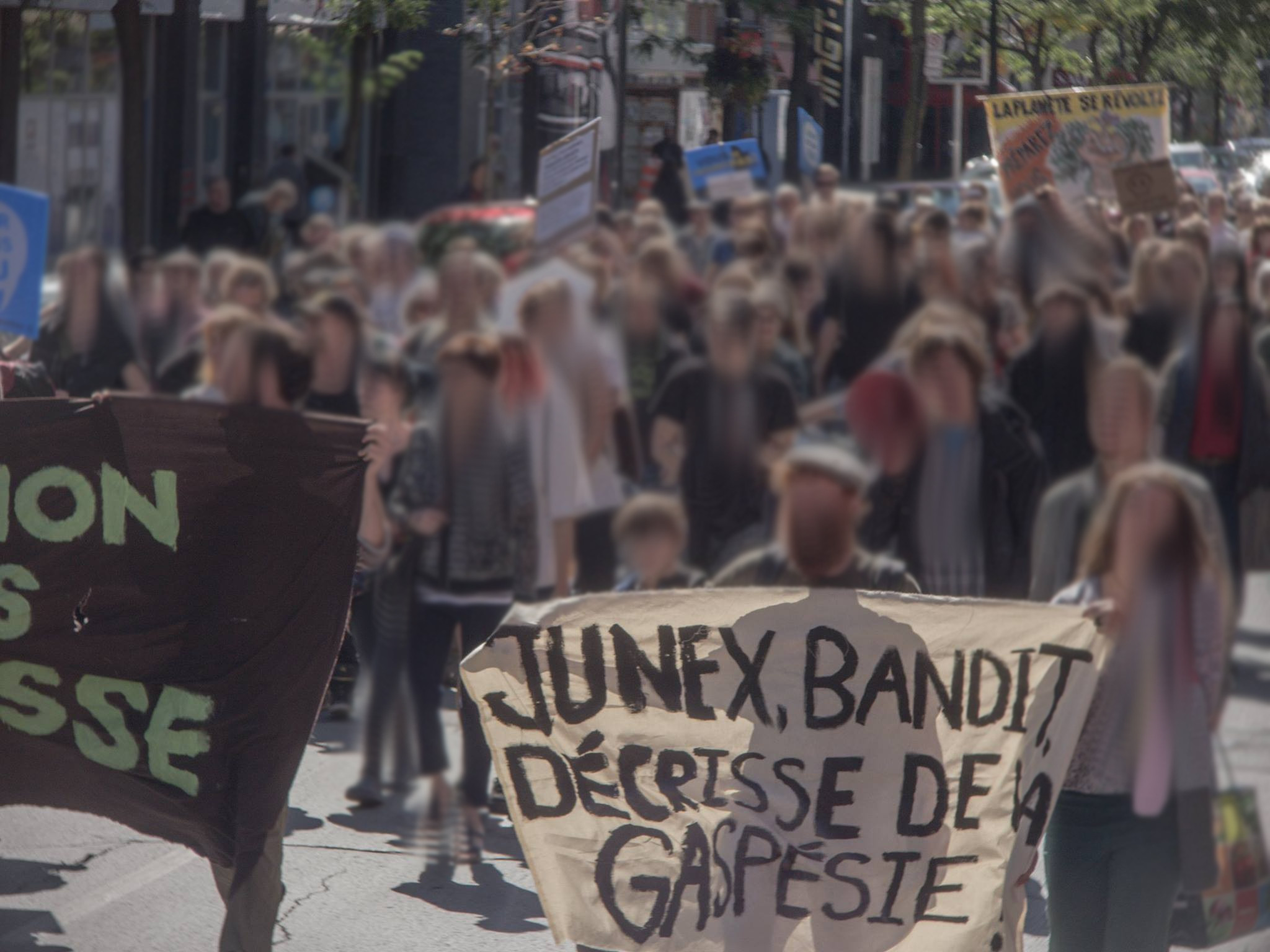 Montréal contre Junex : une manifestation bloque un chemin de fer