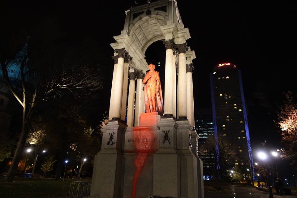 Monument raciste et colonial à John A. Macdonald défiguré