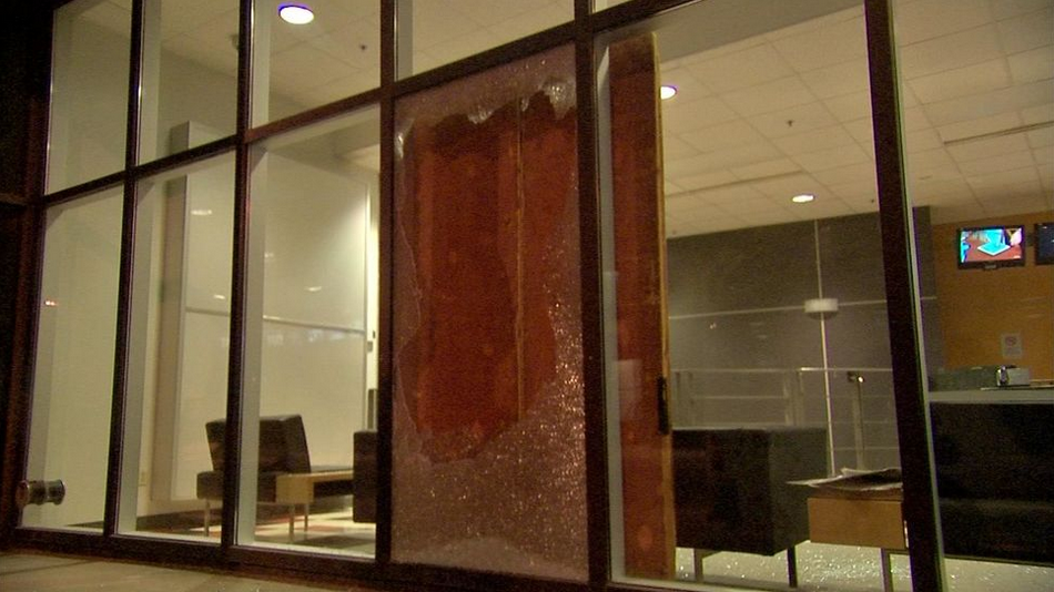 Une vitrine fracassée à TVA après la manif du 15 mars