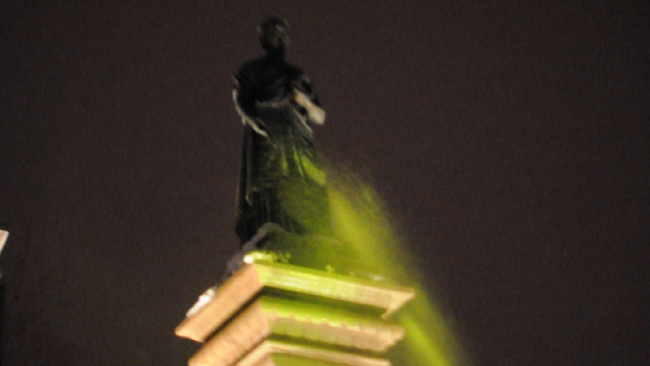 Deux statues de la reine Victoria vandalisées avec de la peinture verte