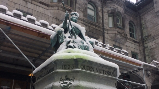 La statue de la reine Victoria à Montréal attaquée à la peinture verte avant la Manifestation contre le racisme et la xénophobie