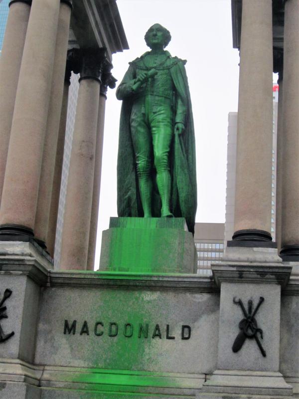 Le monument Macdonald et la statue de la reine Victoria vandalisés à nouveau à Montréal