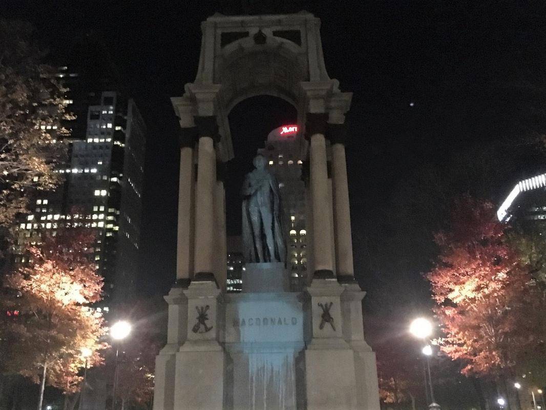 Des anarchistes anti-coloniaux votent en vandalisant (encore) les statues de John A. Macdonald et Reine Victoria