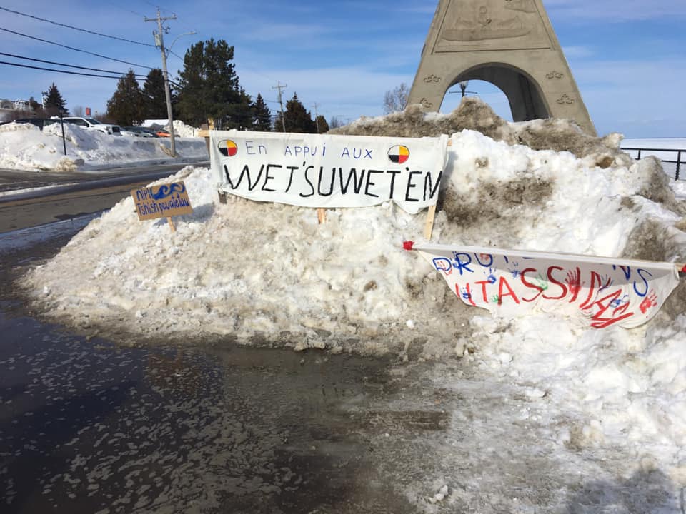 Mashteuiatsh : Plus de 100 personnes manifestent en appui aux Wet’suwet’en et contre GNL Québec