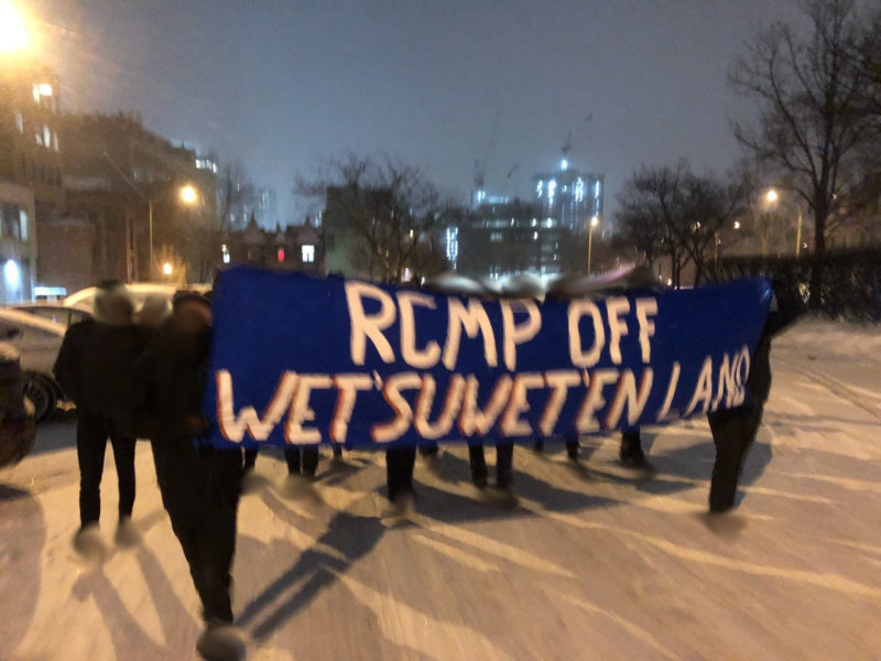 Une manifestation en solidarité avec les Wet'suwet'en rend visite au quartier général québécois de la GRC