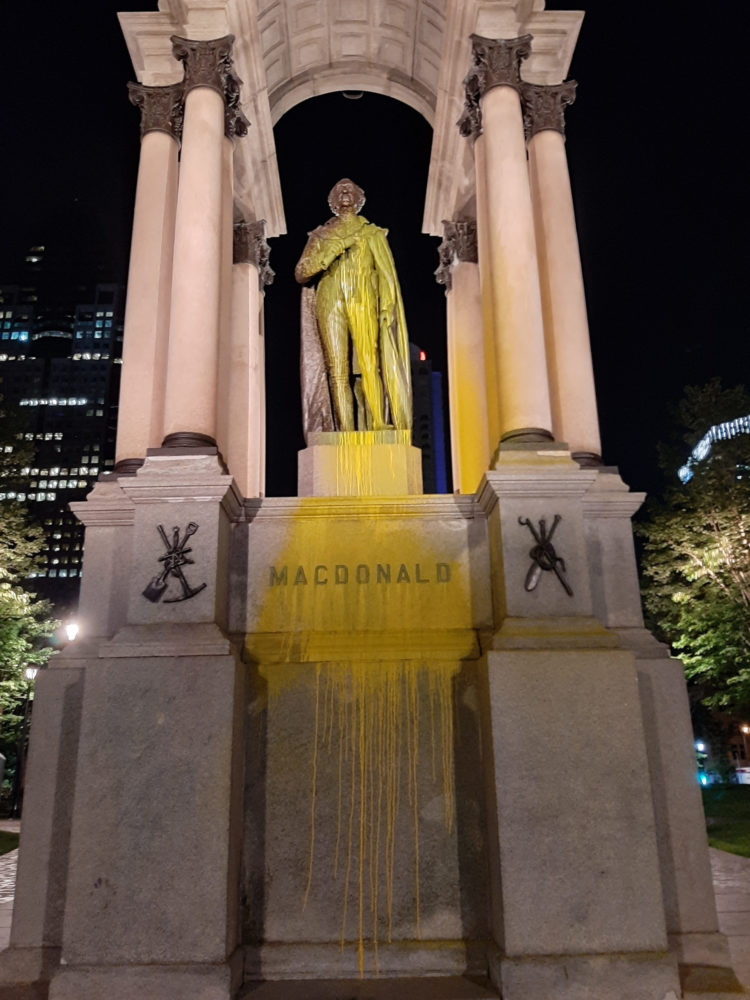 La statue de John A. Macdonald à Montréal vandalisée avec de la peinture (encore!)