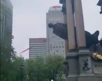 [vidéo] La statue de John A. Macdonald déboulonnée et décapitée