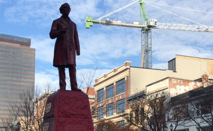 Hamilton : La statue de John A MacDonald repeint en rouge