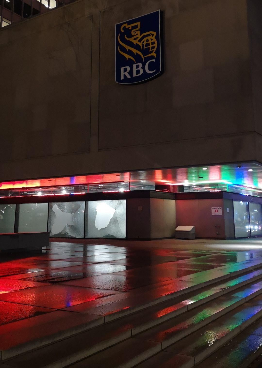 Nous ne nous arrêterons pas : Le siège social de la RBC attaqué à Montréal
