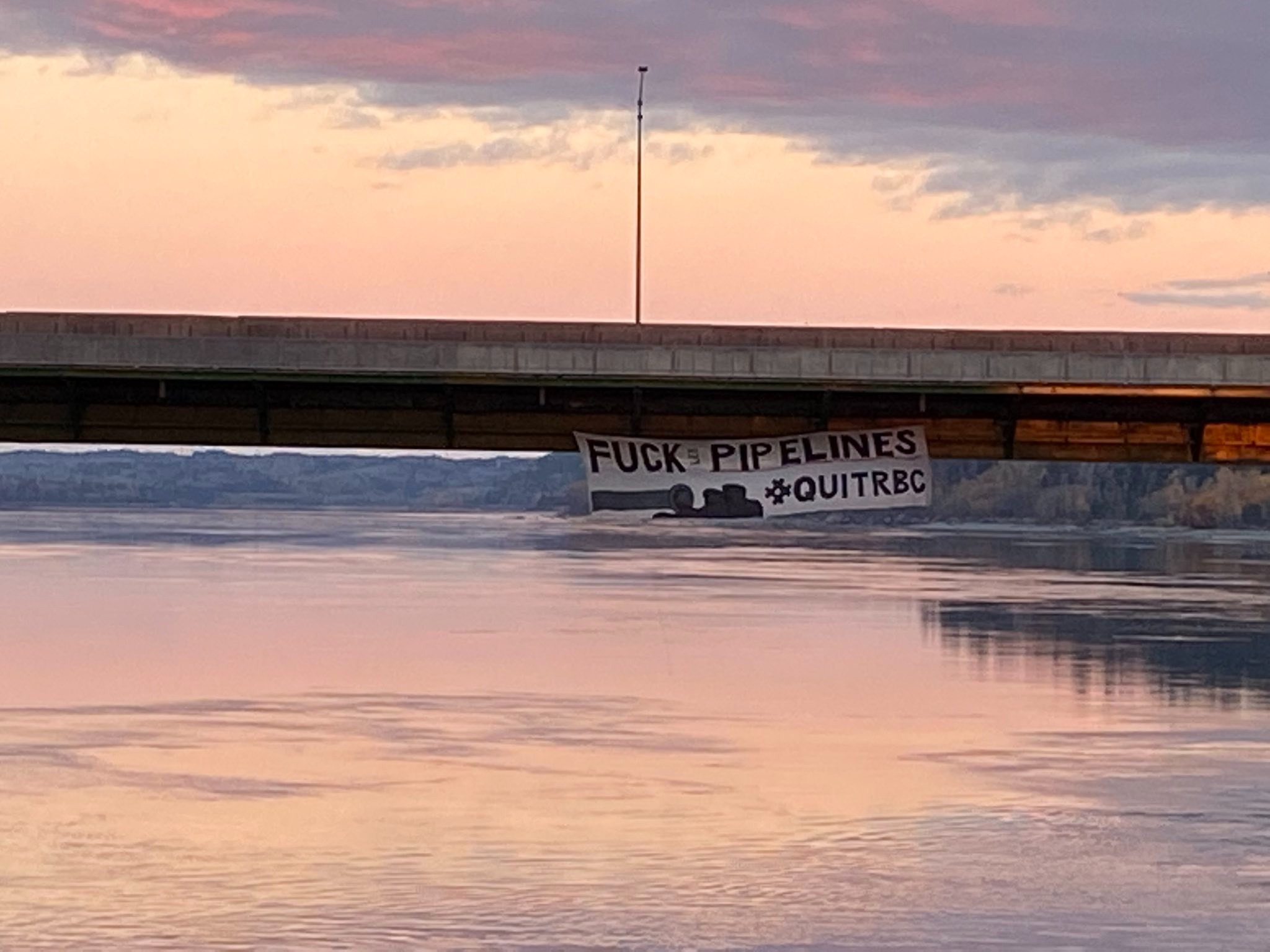 Chicoutimi : Déploiement de bannière en soutien au blocage de pipeline à Montréal-Est
