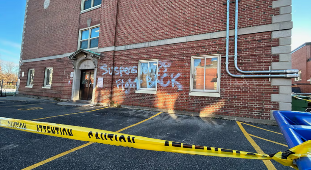 Revendication d'une action nocturne à l'école secondaire Royal West